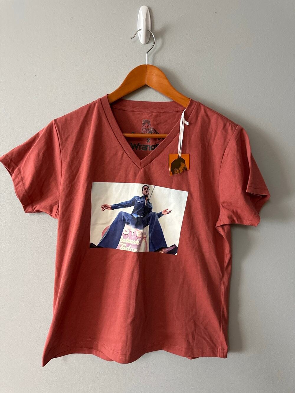 NWT Wrangler x Leon Bridges Graphic T-Shirt Small V-Neck Retro Western Music Tee